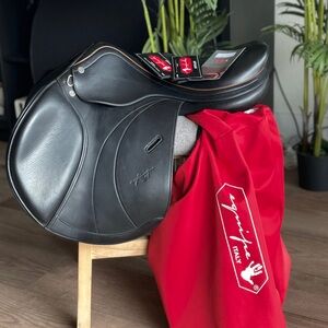 Equipe expression jump saddle 17”